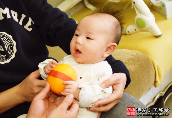 剃胎毛、滿月剃頭、嬰兒剃頭、嬰兒理髮、嬰兒剃髮、嬰兒剃胎毛、嬰兒滿月剃頭、寶寶剃頭、剃胎毛儀式、剃胎毛吉祥話、滿月剃頭儀式、滿月剃頭吉祥話、寶寶剃胎毛、寶寶滿月剃頭理髮、 新北新莊區剃胎毛、新北新莊區滿月剃頭、 新北新莊區嬰兒剃頭剃胎毛、新北新莊區嬰兒理髮、新北新莊區嬰兒剃髮、邱寶寶(新北新莊區到府嬰兒寶寶滿月剃頭理髮、免費到府嬰兒剃胎毛儀式吉祥話)。到府剃頭剃胎毛主持、專業拍照、DVD光碟、證書。★購買「臍帶章、肚臍章、胎毛筆刷印章」贈送：剃頭、收涎、抓周，三選一。2016.01.09 照片8